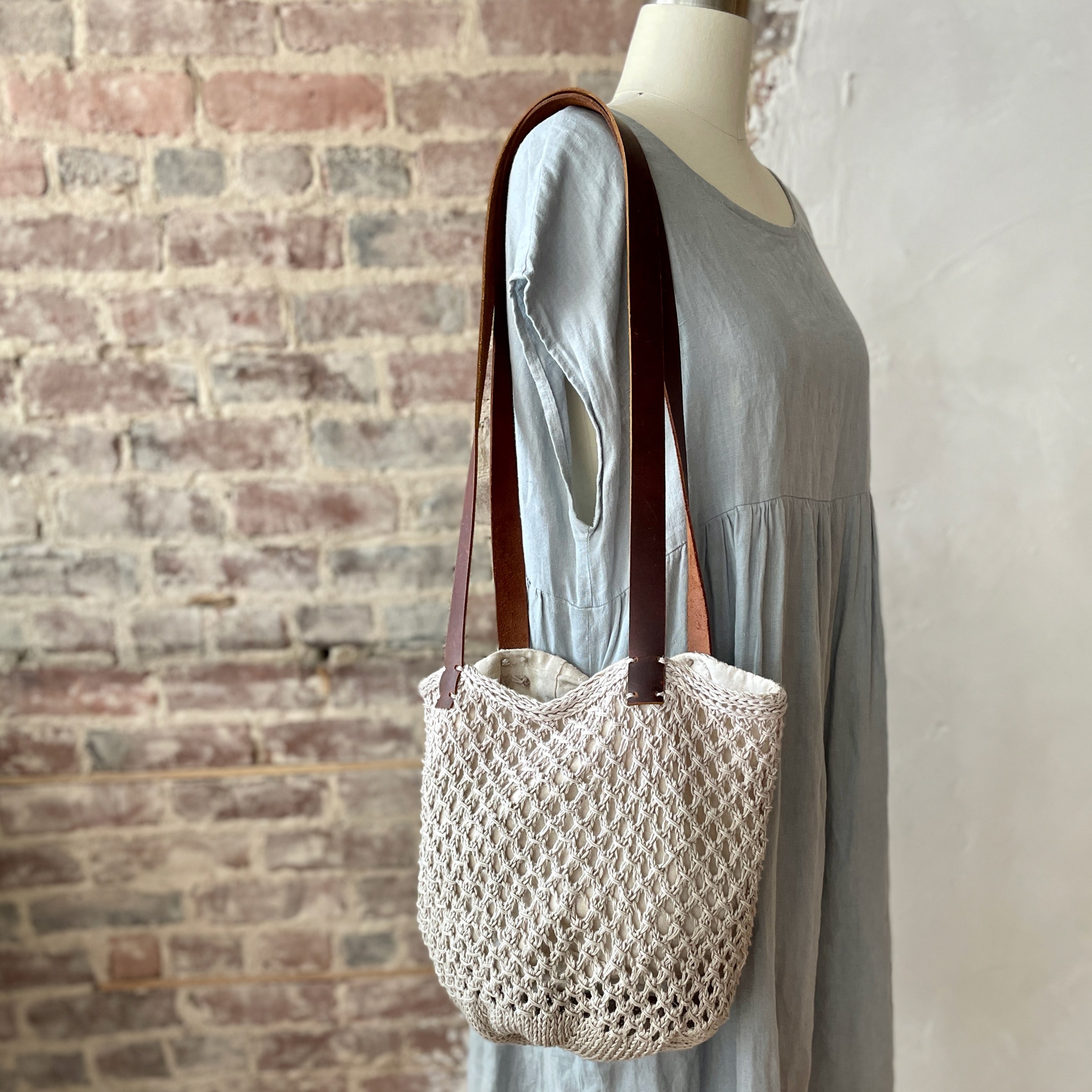 malamute frilled knit tote bag | www.innoveering.net