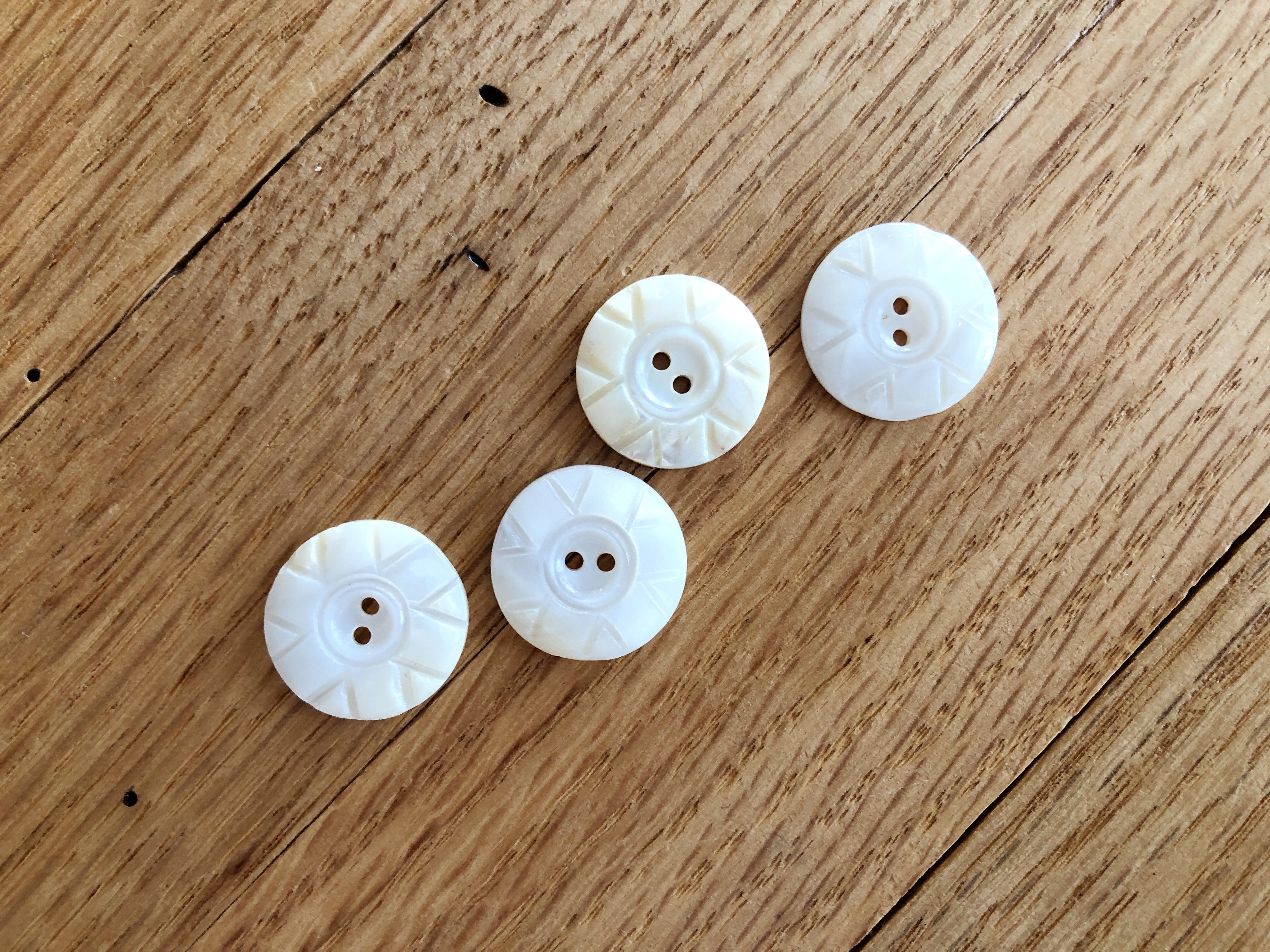 オッフェン ポインテッド Offen　scallop pattern 40 Vintage Carved Buttons – EWE fine fiber goods